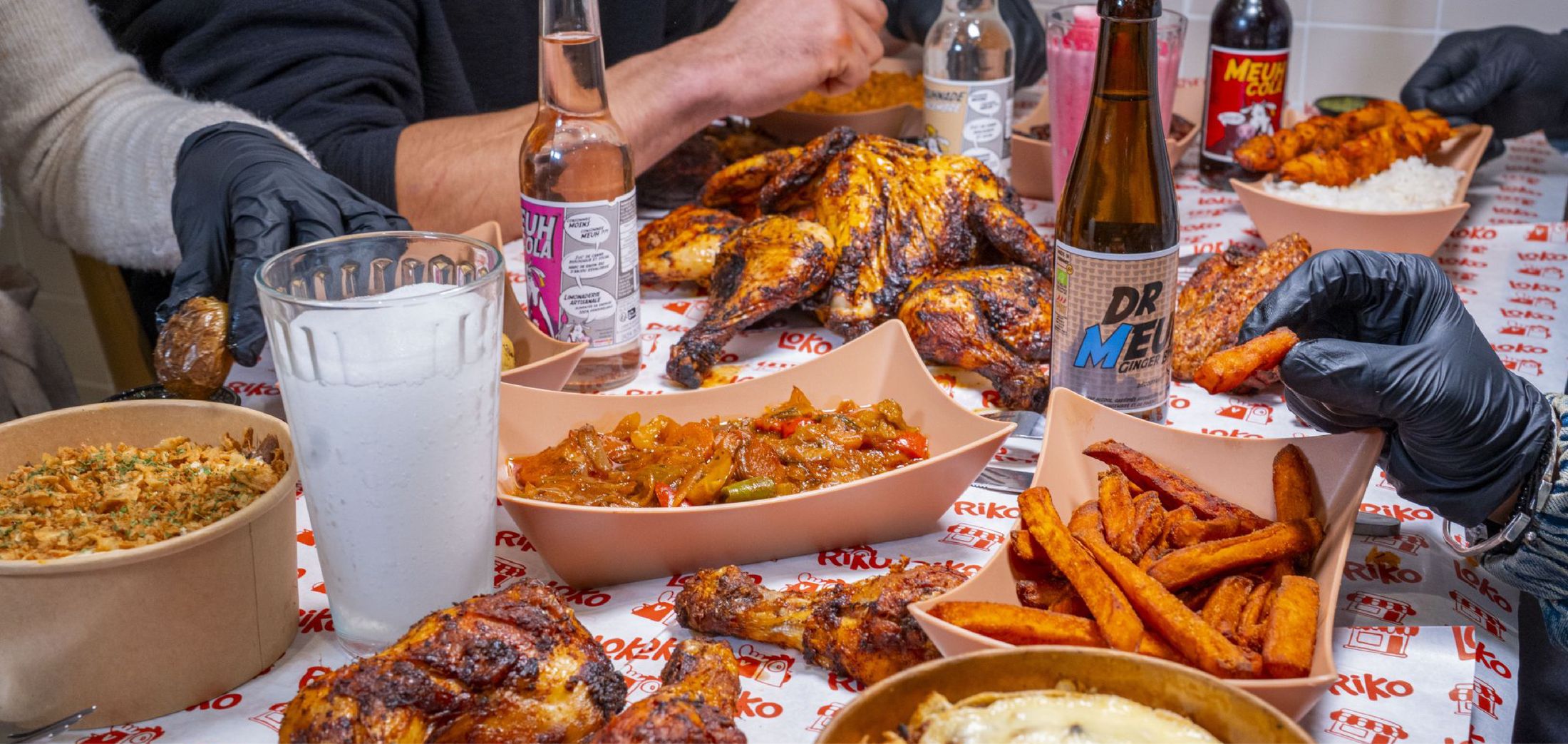 Repas partagé autour d'une table Loko Riko